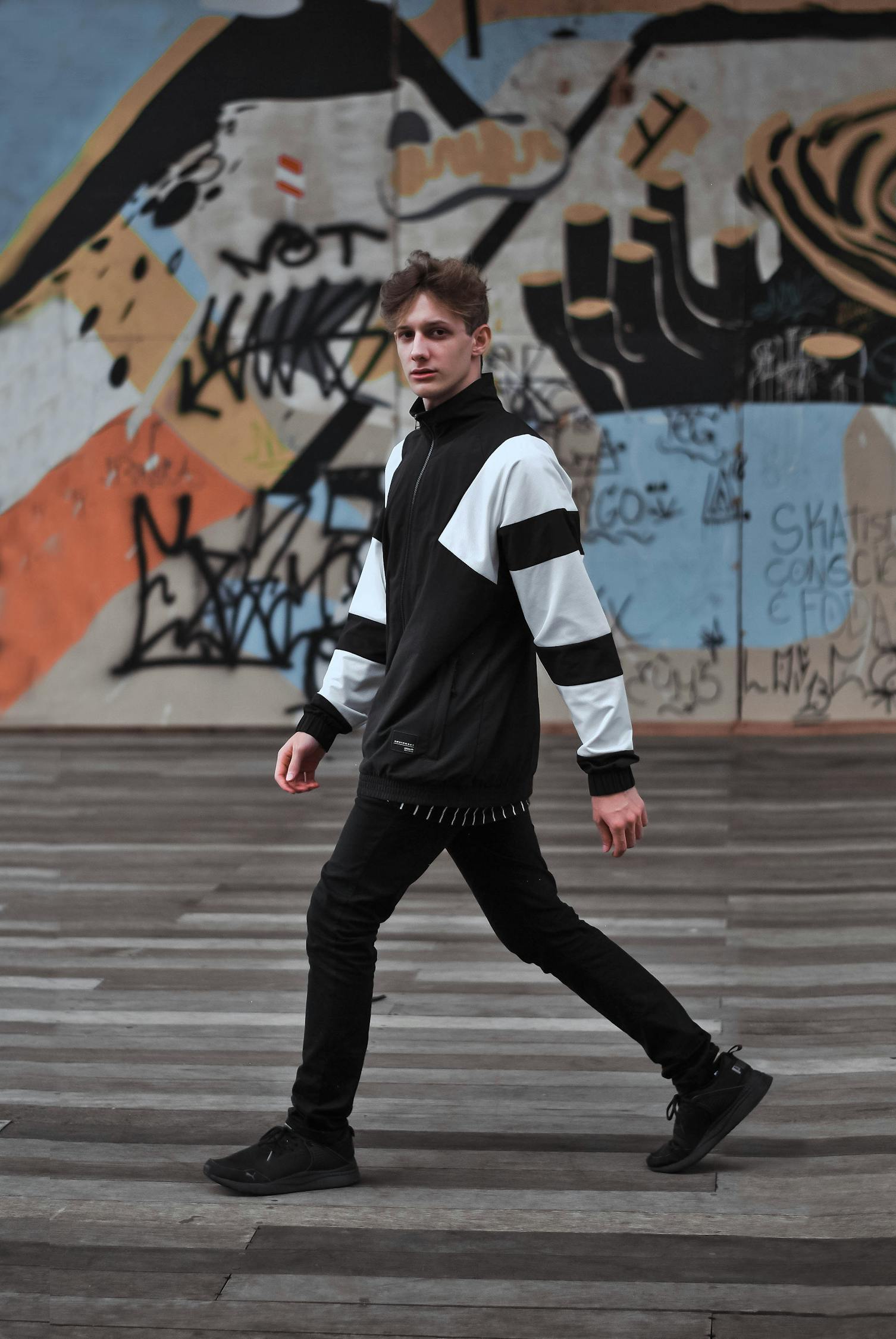 Gucci男模风采展示，时尚魅力无缝融合