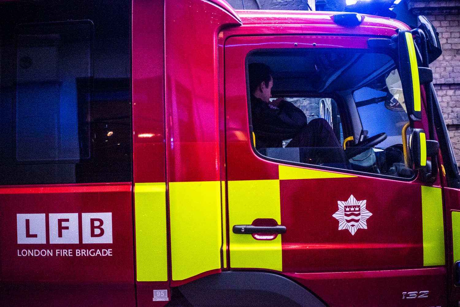 致敬英雄消防员,动漫头像传递敬意与担当