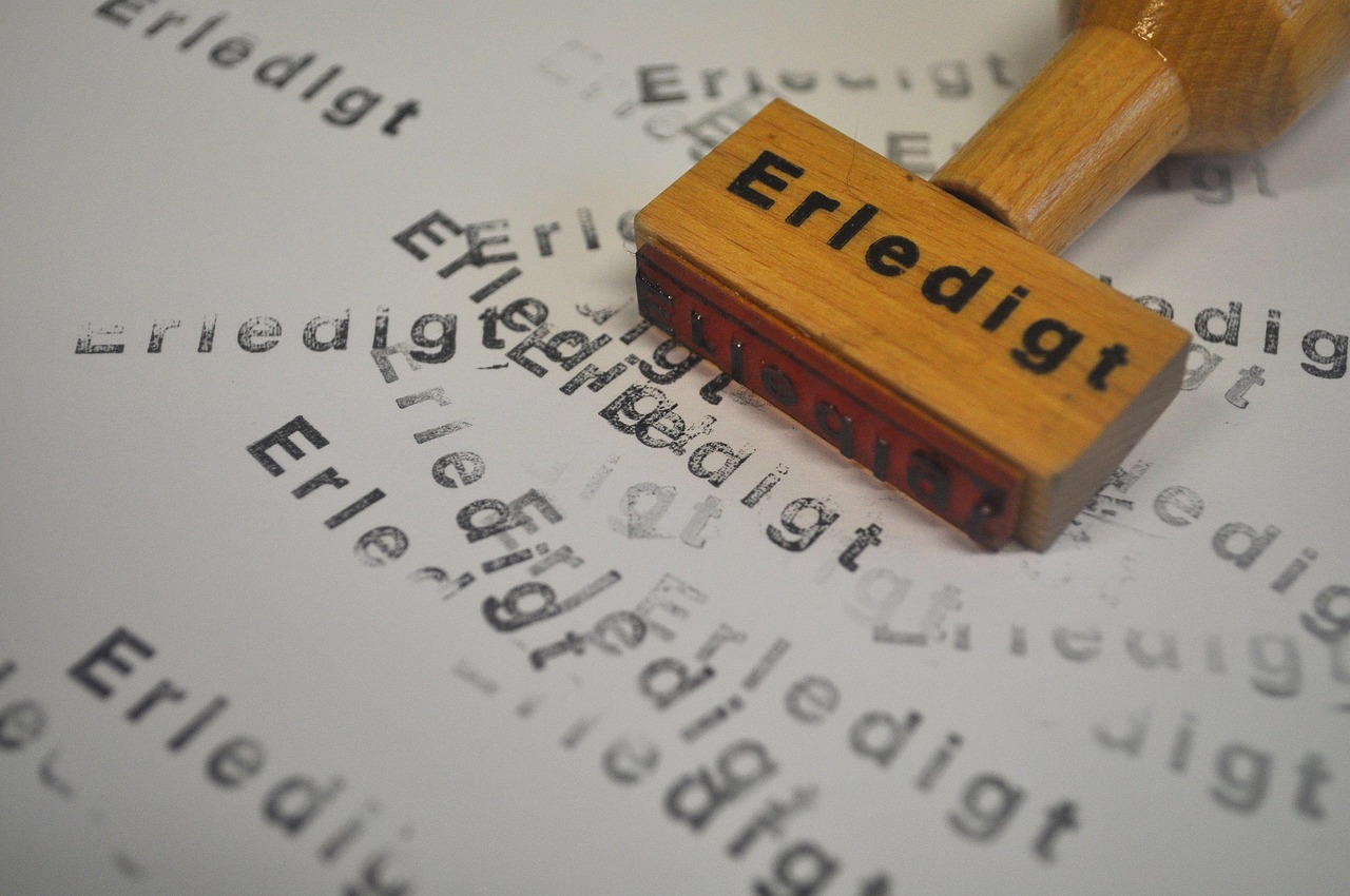 最新法律法规汇编及其对社会影响的全面解析