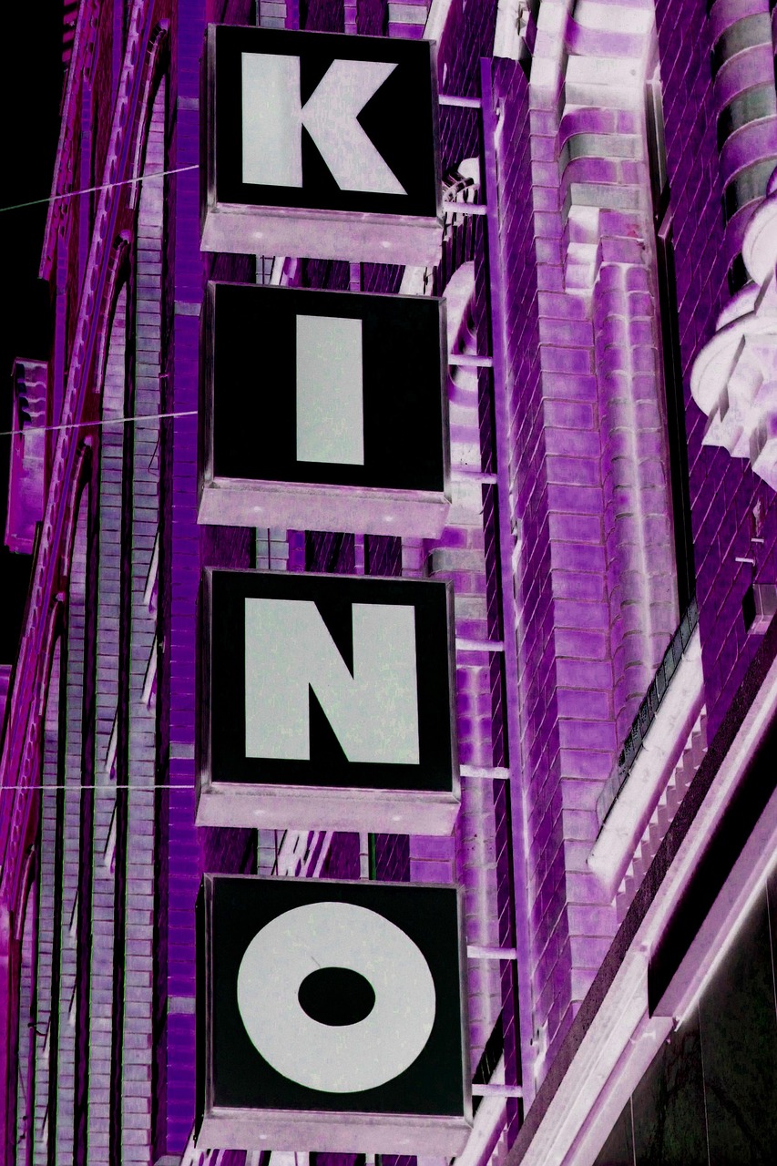 八一电影制片厂厂长,引领中国电影产业的领军人物