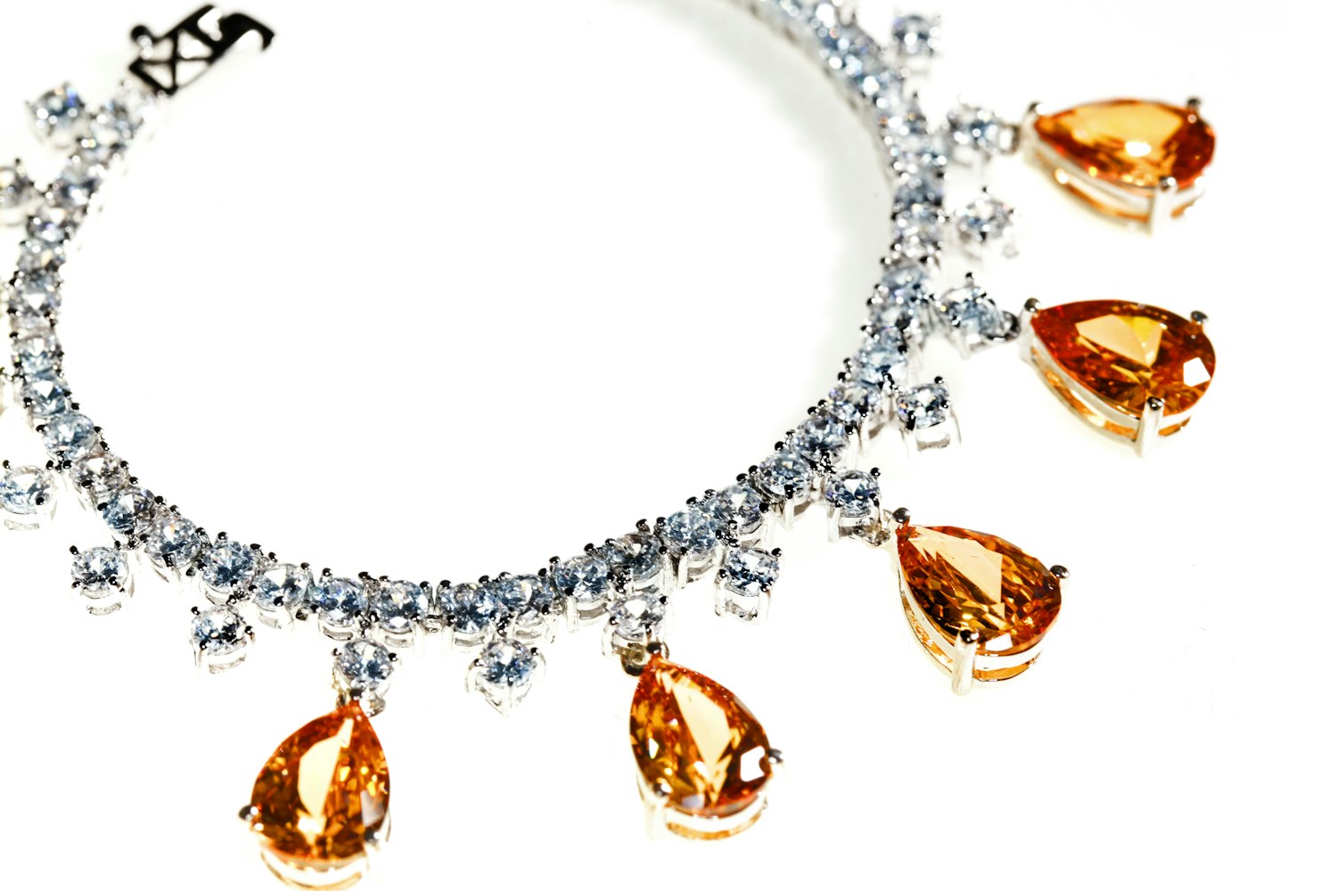 璀璨闪耀的时尚先锋，最新钻饰设计图亮相！