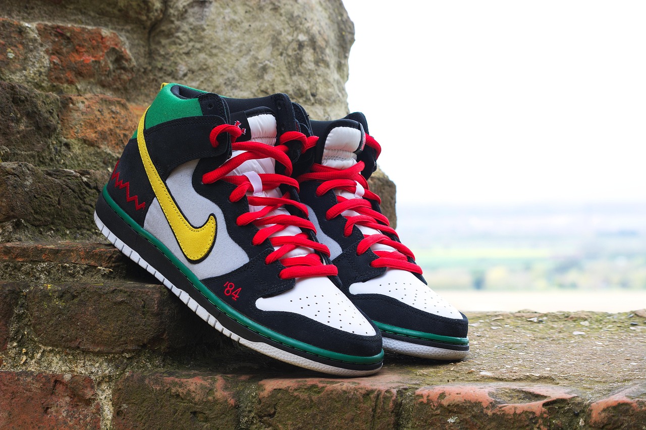 耐克新款运动鞋，突破传统，潮流引领新风尚