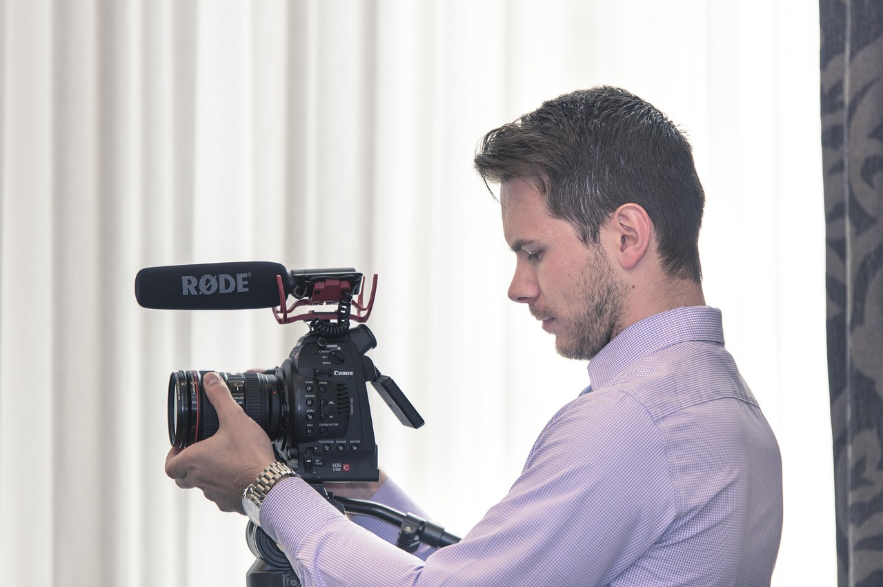 成人电影频道，探索、争议与反思的视界